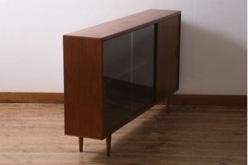 ヴィンテージ家具　北欧ビンテージ　チーク材　見せる収納と隠す収納が同時にできる薄型キャビネット(リビングボード、飾り棚、収納棚)(R-039577)