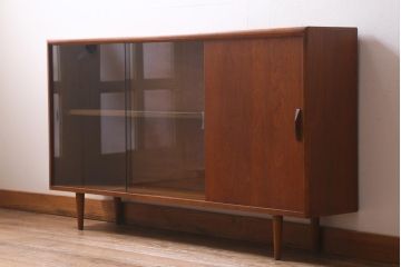 ヴィンテージ家具　北欧ビンテージ　チーク材　見せる収納と隠す収納が同時にできる薄型キャビネット(リビングボード、飾り棚、収納棚)(R-039577)