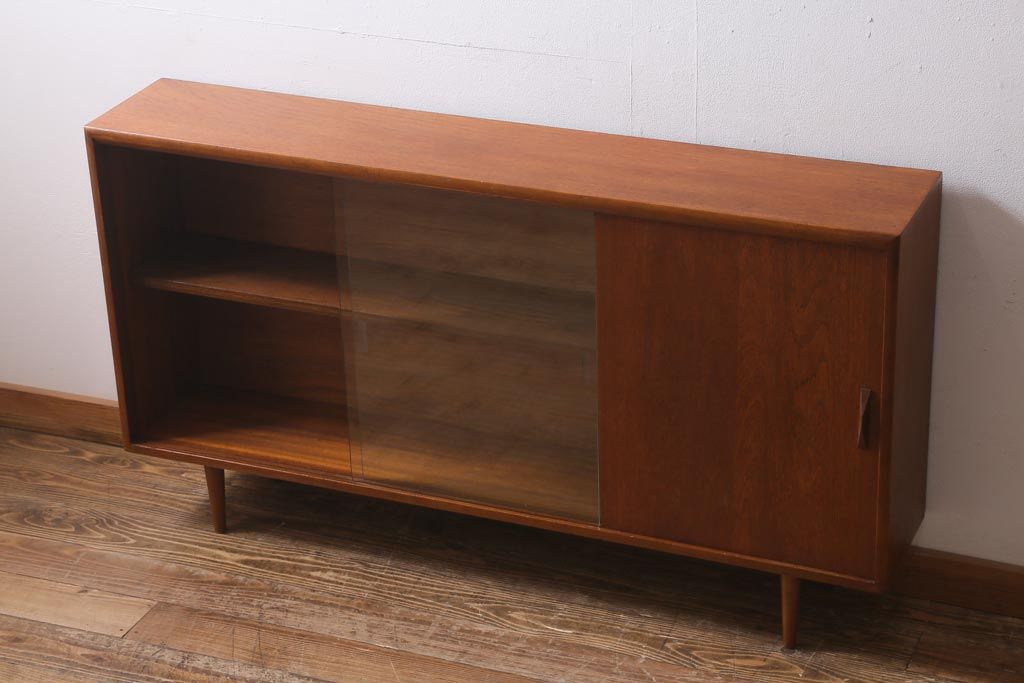 ヴィンテージ家具　北欧ビンテージ　チーク材　見せる収納と隠す収納が同時にできる薄型キャビネット(リビングボード、飾り棚、収納棚)(R-039577)