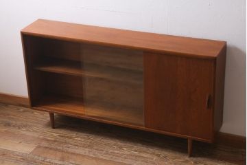 ヴィンテージ家具　北欧ビンテージ　チーク材　見せる収納と隠す収納が同時にできる薄型キャビネット(リビングボード、飾り棚、収納棚)(R-039577)