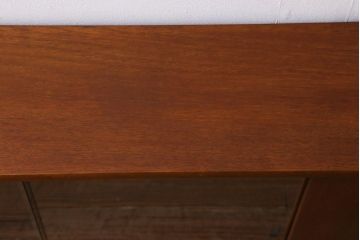 ヴィンテージ家具　北欧ビンテージ　チーク材　見せる収納と隠す収納が同時にできる薄型キャビネット(リビングボード、飾り棚、収納棚)(R-039577)