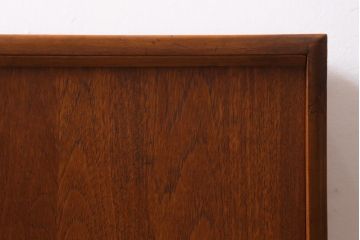 ヴィンテージ家具　北欧ビンテージ　チーク材　見せる収納と隠す収納が同時にできる薄型キャビネット(リビングボード、飾り棚、収納棚)(R-039577)