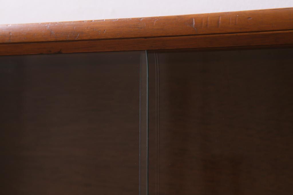 ヴィンテージ家具　北欧ビンテージ　チーク材　見せる収納と隠す収納が同時にできる薄型キャビネット(リビングボード、飾り棚、収納棚)(R-039577)