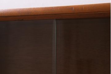 ヴィンテージ家具　北欧ビンテージ　チーク材　見せる収納と隠す収納が同時にできる薄型キャビネット(リビングボード、飾り棚、収納棚)(R-039577)