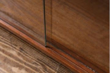 ヴィンテージ家具　北欧ビンテージ　チーク材　見せる収納と隠す収納が同時にできる薄型キャビネット(リビングボード、飾り棚、収納棚)(R-039577)