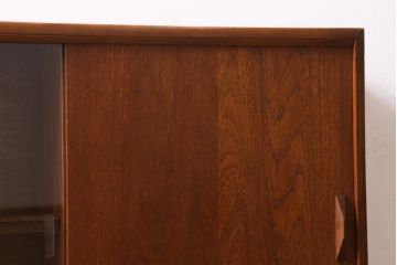 ヴィンテージ家具　北欧ビンテージ　チーク材　見せる収納と隠す収納が同時にできる薄型キャビネット(リビングボード、飾り棚、収納棚)(R-039577)