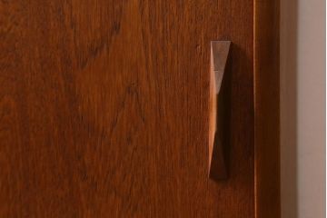 ヴィンテージ家具　北欧ビンテージ　チーク材　見せる収納と隠す収納が同時にできる薄型キャビネット(リビングボード、飾り棚、収納棚)(R-039577)