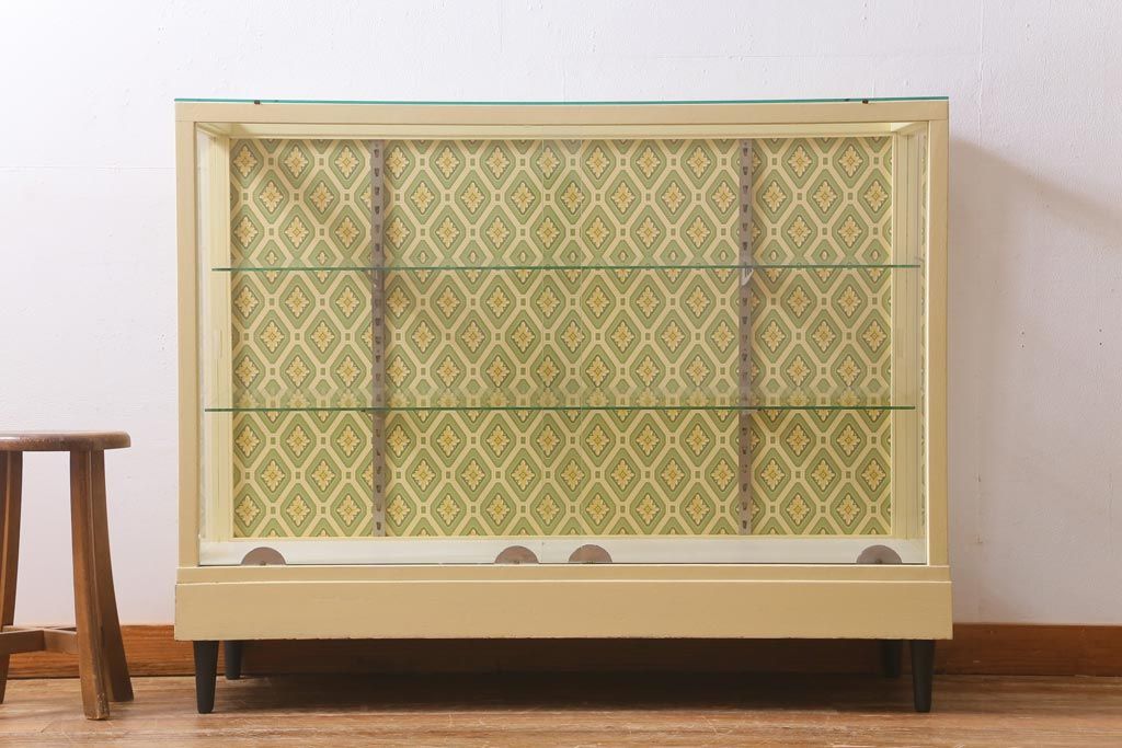 ビンテージ家具　ペイント　レトロな雰囲気がお洒落なガラスケース(ショーケース、陳列棚)(R-039578)