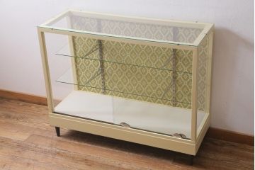 ビンテージ家具　ペイント　レトロな雰囲気がお洒落なガラスケース(ショーケース、陳列棚)(R-039578)