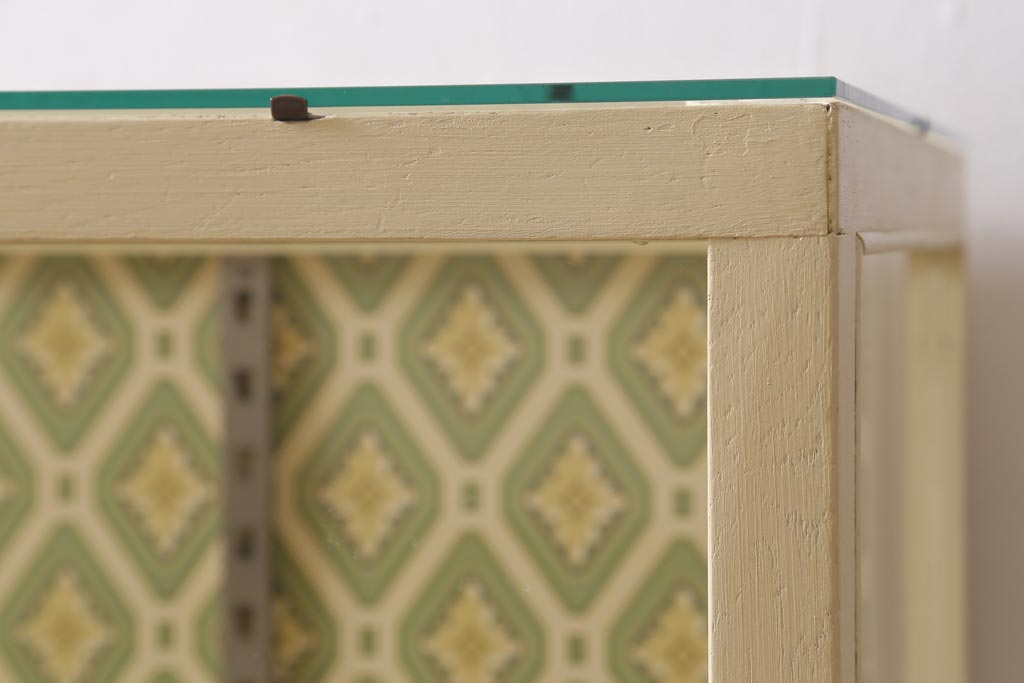 ビンテージ家具　ペイント　レトロな雰囲気がお洒落なガラスケース(ショーケース、陳列棚)(R-039578)