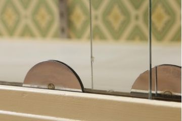 ビンテージ家具　ペイント　レトロな雰囲気がお洒落なガラスケース(ショーケース、陳列棚)(R-039578)