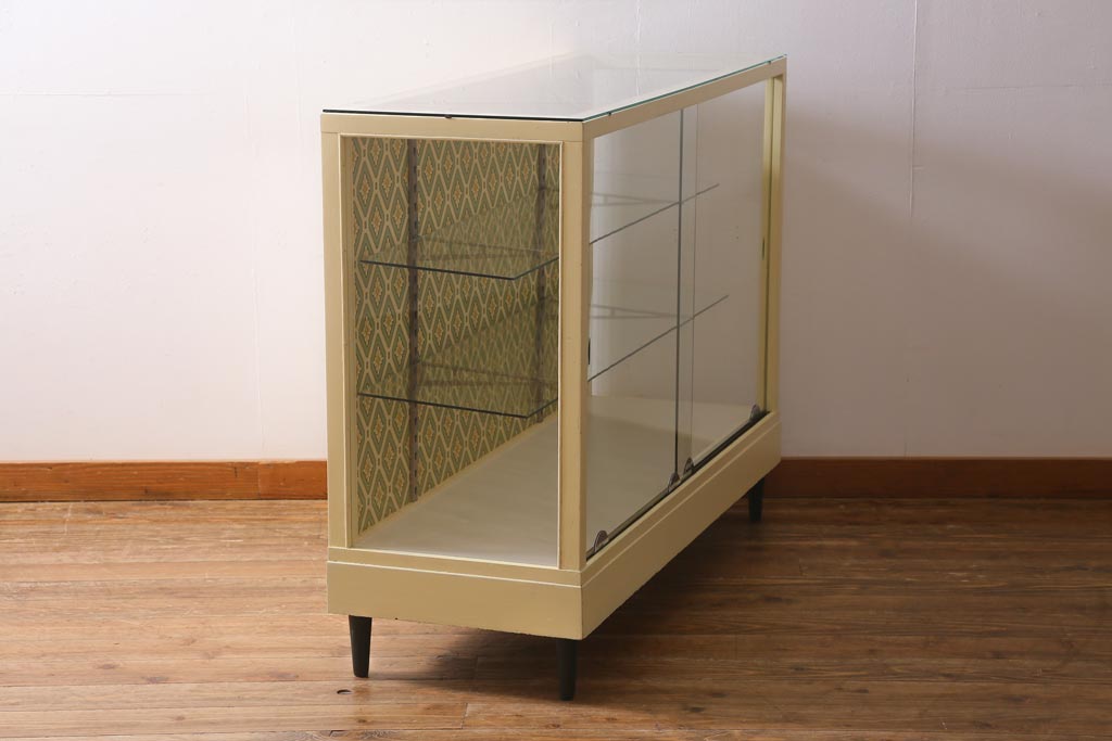 ビンテージ家具　ペイント　レトロな雰囲気がお洒落なガラスケース(ショーケース、陳列棚)(R-039578)