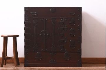 アンティーク家具　和製アンティーク　大正昭和初期　前面ケヤキ材・中桐材　新潟県見附市産　十文字の金具が目を引く帳場箪笥(和タンス、衣装箪笥、収納棚、桐箪笥、桐たんす)(R-039580)