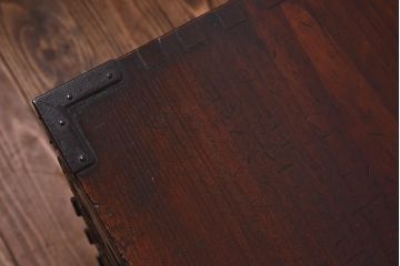 アンティーク家具　和製アンティーク　大正昭和初期　前面ケヤキ材・中桐材　新潟県見附市産　十文字の金具が目を引く帳場箪笥(和タンス、衣装箪笥、収納棚、桐箪笥、桐たんす)(R-039580)