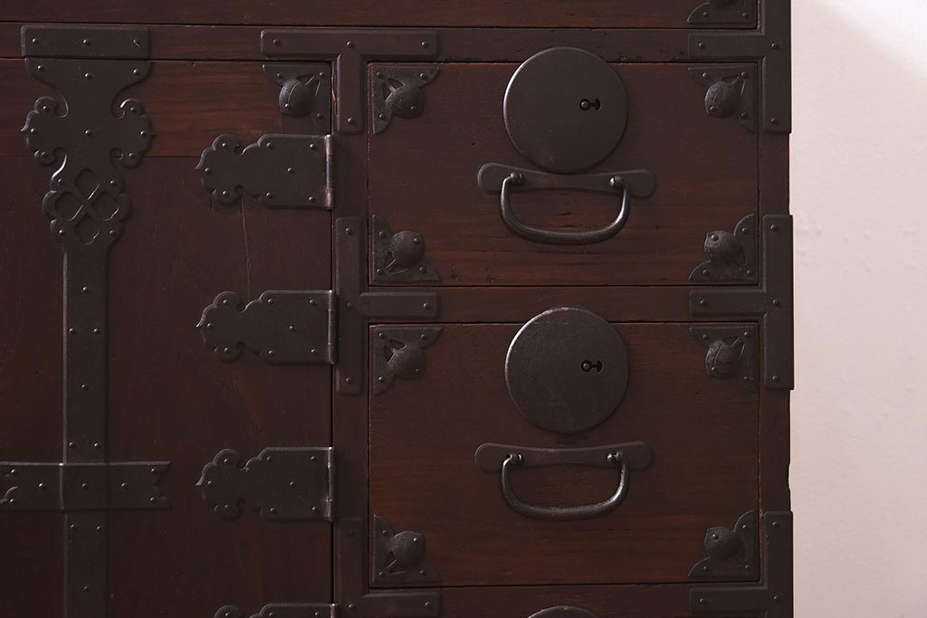 アンティーク家具　和製アンティーク　大正昭和初期　前面ケヤキ材・中桐材　新潟県見附市産　十文字の金具が目を引く帳場箪笥(和タンス、衣装箪笥、収納棚、桐箪笥、桐たんす)(R-039580)