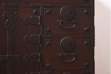 アンティーク家具　和製アンティーク　大正昭和初期　前面ケヤキ材・中桐材　新潟県見附市産　十文字の金具が目を引く帳場箪笥(和タンス、衣装箪笥、収納棚、桐箪笥、桐たんす)(R-039580)