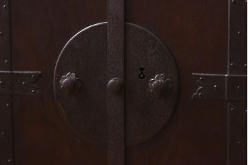 アンティーク家具　和製アンティーク　大正昭和初期　前面ケヤキ材・中桐材　新潟県見附市産　十文字の金具が目を引く帳場箪笥(和タンス、衣装箪笥、収納棚、桐箪笥、桐たんす)(R-039580)