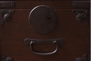 アンティーク家具　和製アンティーク　大正昭和初期　前面ケヤキ材・中桐材　新潟県見附市産　十文字の金具が目を引く帳場箪笥(和タンス、衣装箪笥、収納棚、桐箪笥、桐たんす)(R-039580)