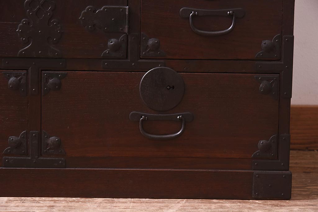 アンティーク家具　和製アンティーク　大正昭和初期　前面ケヤキ材・中桐材　新潟県見附市産　十文字の金具が目を引く帳場箪笥(和タンス、衣装箪笥、収納棚、桐箪笥、桐たんす)(R-039580)