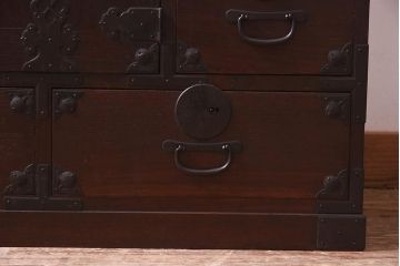 アンティーク家具　和製アンティーク　大正昭和初期　前面ケヤキ材・中桐材　新潟県見附市産　十文字の金具が目を引く帳場箪笥(和タンス、衣装箪笥、収納棚、桐箪笥、桐たんす)(R-039580)