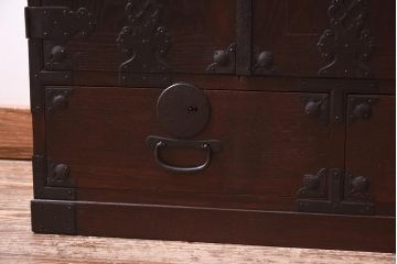 アンティーク家具　和製アンティーク　大正昭和初期　前面ケヤキ材・中桐材　新潟県見附市産　十文字の金具が目を引く帳場箪笥(和タンス、衣装箪笥、収納棚、桐箪笥、桐たんす)(R-039580)