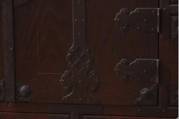 アンティーク家具　和製アンティーク　大正昭和初期　前面ケヤキ材・中桐材　新潟県見附市産　十文字の金具が目を引く帳場箪笥(和タンス、衣装箪笥、収納棚、桐箪笥、桐たんす)(R-039580)