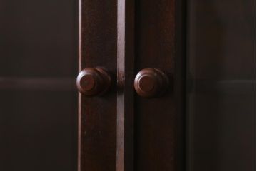 中古　松本民芸家具　シックな雰囲気がおしゃれなA型食器棚(カップボード、キャビネット、収納棚、戸棚)(定価50万円)(R-039583)