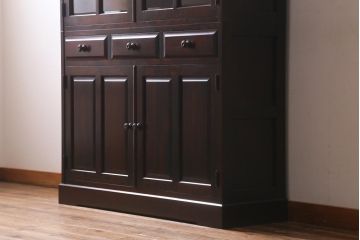 中古　北海道民芸家具　シックな雰囲気が魅力的な上質なつくりの食器棚(カップボード、収納棚、キャビネット)(R-039584)