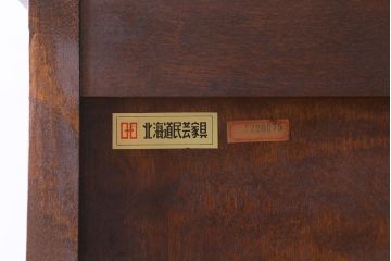 中古　北海道民芸家具　シックな雰囲気が魅力的な上質なつくりの食器棚(カップボード、収納棚、キャビネット)(R-039584)