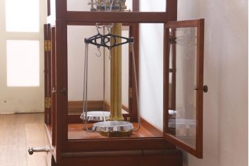 アンティーク雑貨　島津製作所　上皿天秤　ガラスケース　はかり　化学天秤(R-039585)