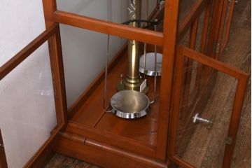 アンティーク雑貨　島津製作所　上皿天秤　ガラスケース　はかり　化学天秤(R-039585)