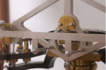 アンティーク雑貨　島津製作所　上皿天秤　ガラスケース　はかり　化学天秤(R-039585)