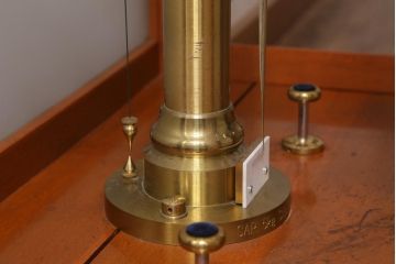 アンティーク雑貨　島津製作所　上皿天秤　ガラスケース　はかり　化学天秤(R-039585)