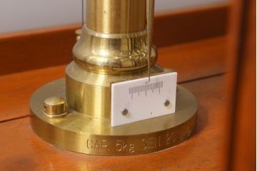 アンティーク雑貨　島津製作所　上皿天秤　ガラスケース　はかり　化学天秤(R-039585)