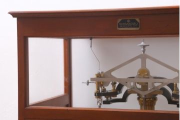 アンティーク雑貨　島津製作所　上皿天秤　ガラスケース　はかり　化学天秤(R-039585)