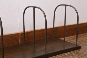 アンティーク雑貨　大正昭和初期　栓材一枚板　金属フレームと木の組み合わせがオシャレな大型サイズの本立て(ブックスタンド)(R-039605)