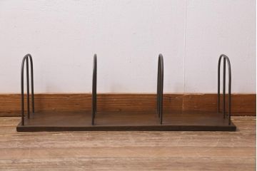アンティーク雑貨　大正昭和初期　栓材一枚板　金属フレームと木の組み合わせがオシャレな大型サイズの本立て(ブックスタンド)(R-039605)