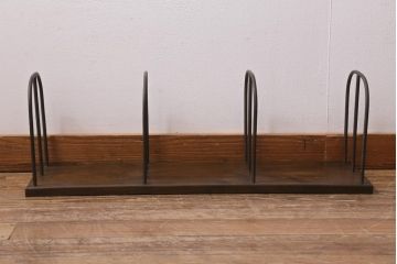 アンティーク雑貨　大正昭和初期　栓材一枚板　金属フレームと木の組み合わせが格好良い大型サイズの本立て(ブックスタンド)(R-039606)