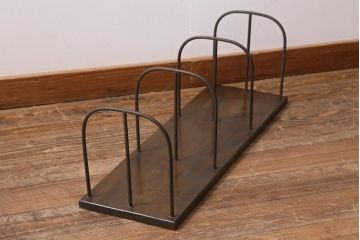 アンティーク雑貨　大正昭和初期　栓材一枚板　金属フレームと木の組み合わせが格好良い大型サイズの本立て(ブックスタンド)(R-039606)