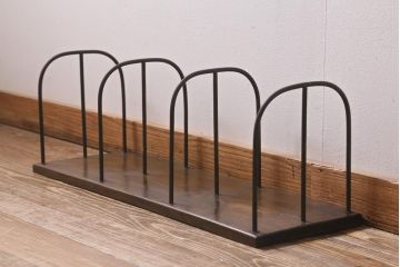 アンティーク雑貨　大正昭和初期　栓材一枚板　金属フレームと木の組み合わせが格好良い大型サイズの本立て(ブックスタンド)(R-039606)