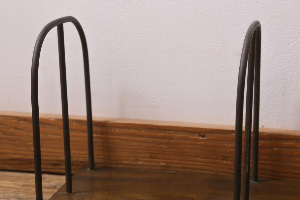 アンティーク雑貨　大正昭和初期　栓材一枚板　金属フレームと木の組み合わせが格好良い大型サイズの本立て(ブックスタンド)(R-039606)