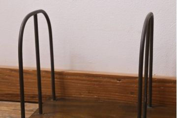 アンティーク雑貨　大正昭和初期　栓材一枚板　金属フレームと木の組み合わせが格好良い大型サイズの本立て(ブックスタンド)(R-039606)