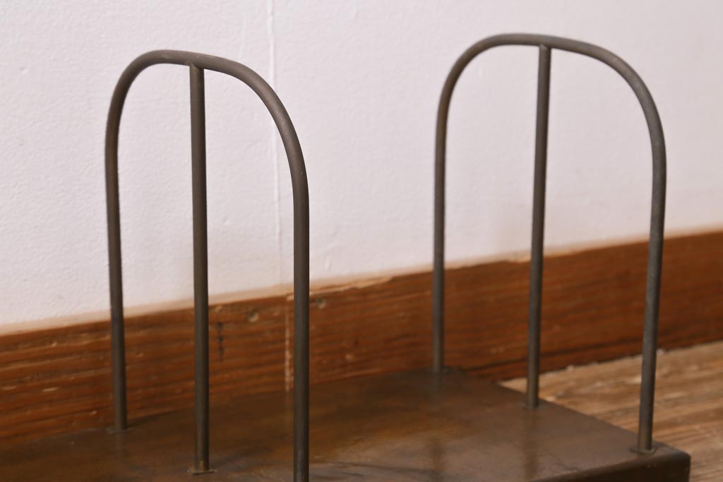 アンティーク雑貨　大正昭和初期　栓材一枚板　金属フレームと木の組み合わせが格好良い大型サイズの本立て(ブックスタンド)(R-039606)