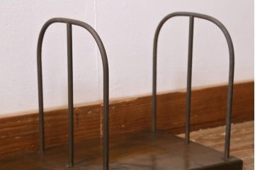 アンティーク雑貨　大正昭和初期　栓材一枚板　金属フレームと木の組み合わせが格好良い大型サイズの本立て(ブックスタンド)(R-039606)