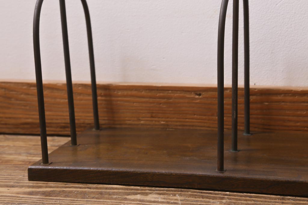 アンティーク雑貨　大正昭和初期　栓材一枚板　金属フレームと木の組み合わせが格好良い大型サイズの本立て(ブックスタンド)(R-039606)
