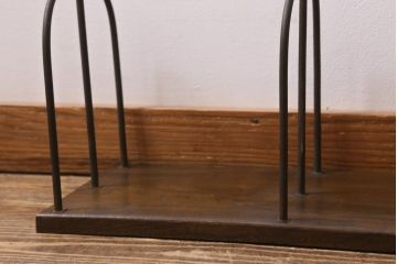 アンティーク雑貨　大正昭和初期　栓材一枚板　金属フレームと木の組み合わせが格好良い大型サイズの本立て(ブックスタンド)(R-039606)