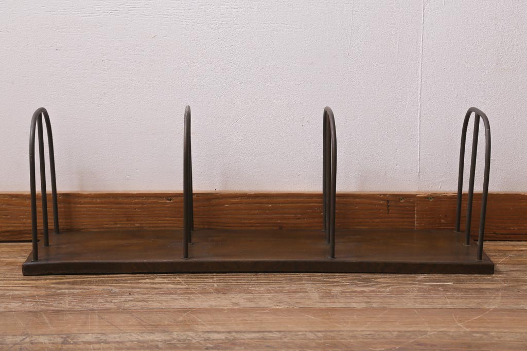 アンティーク雑貨　大正昭和初期　栓材一枚板　金属フレームと木の組み合わせが格好良い大型サイズの本立て(ブックスタンド)(R-039606)