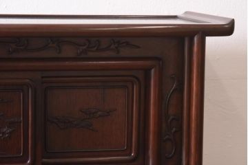 ヴィンテージ家具　唐木材　松竹梅の意匠が目を惹く上品な佇まいの茶棚(飾り棚、収納棚、ビンテージ)(R-039608)