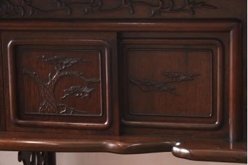 ヴィンテージ家具　唐木材　松竹梅の意匠が目を惹く上品な佇まいの茶棚(飾り棚、収納棚、ビンテージ)(R-039608)