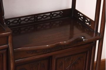 ヴィンテージ家具　唐木材　松竹梅の意匠が目を惹く上品な佇まいの茶棚(飾り棚、収納棚、ビンテージ)(R-039608)